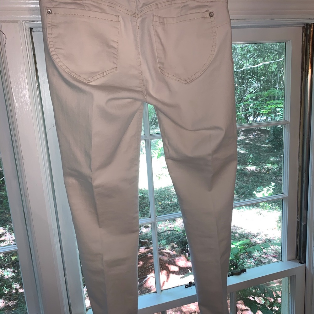 Hard to find off white cropped jeans